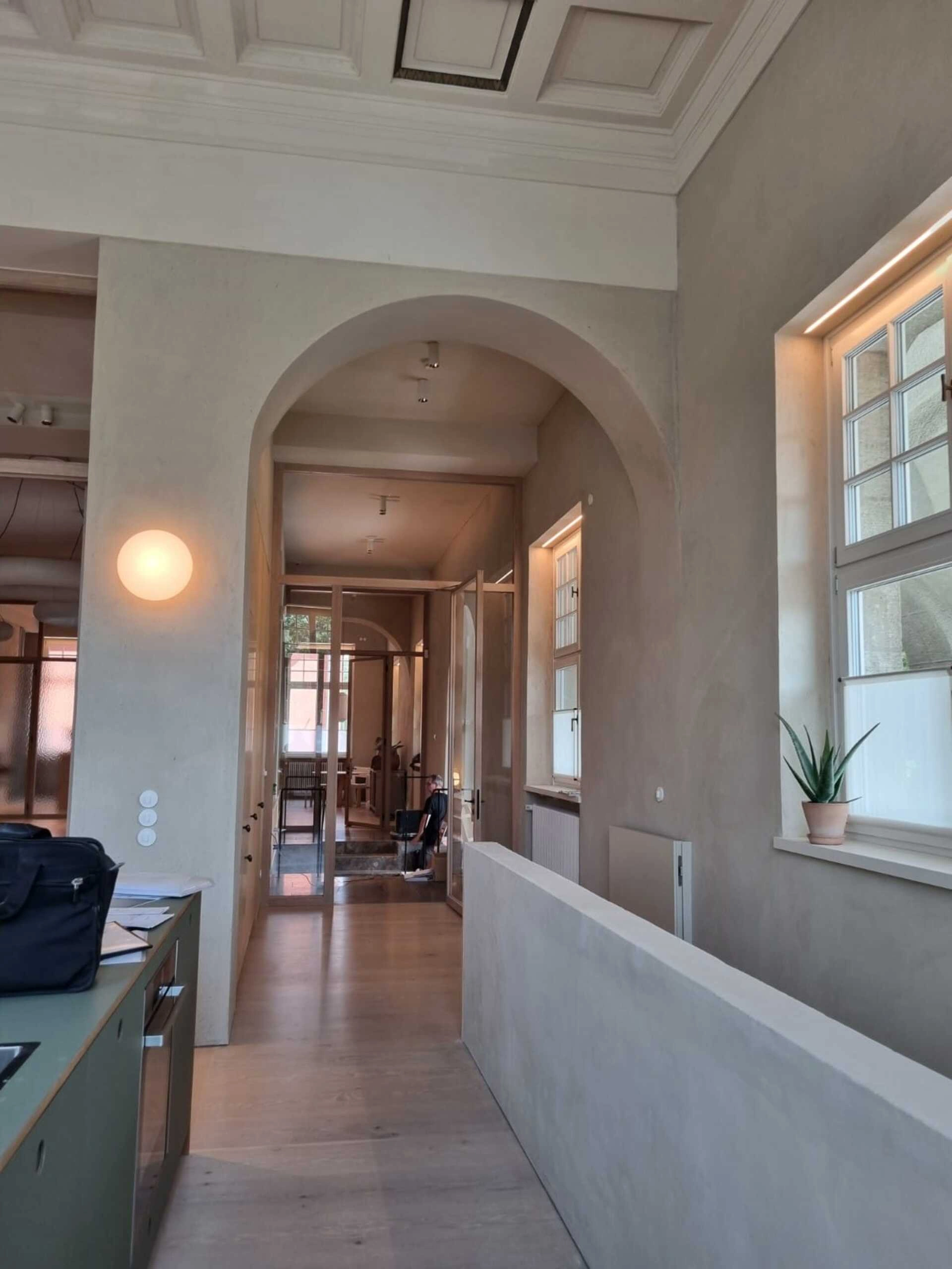 Wunderschöner Eingangsbereich eines Yogahauses in Koblenz durch Lehmbauarbeiten Stuckateurmeister Alexander Leubner